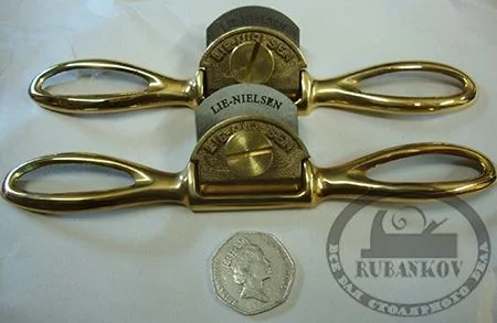 Стружок Lie-Nielsen Small Bronze Spokeshave Presto, бронзовый, с полукруглой колодкой